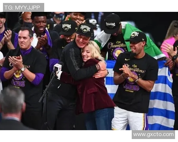 巴斯家族出售湖人队大部分股份创下100亿美元估值新纪录 巴斯家族出售湖人队大部分股份创下100亿美元估值新纪录