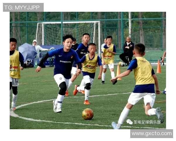 激情四溢的绿茵场上，尽情挥洒汗水与梦想，足球比赛等你来战！